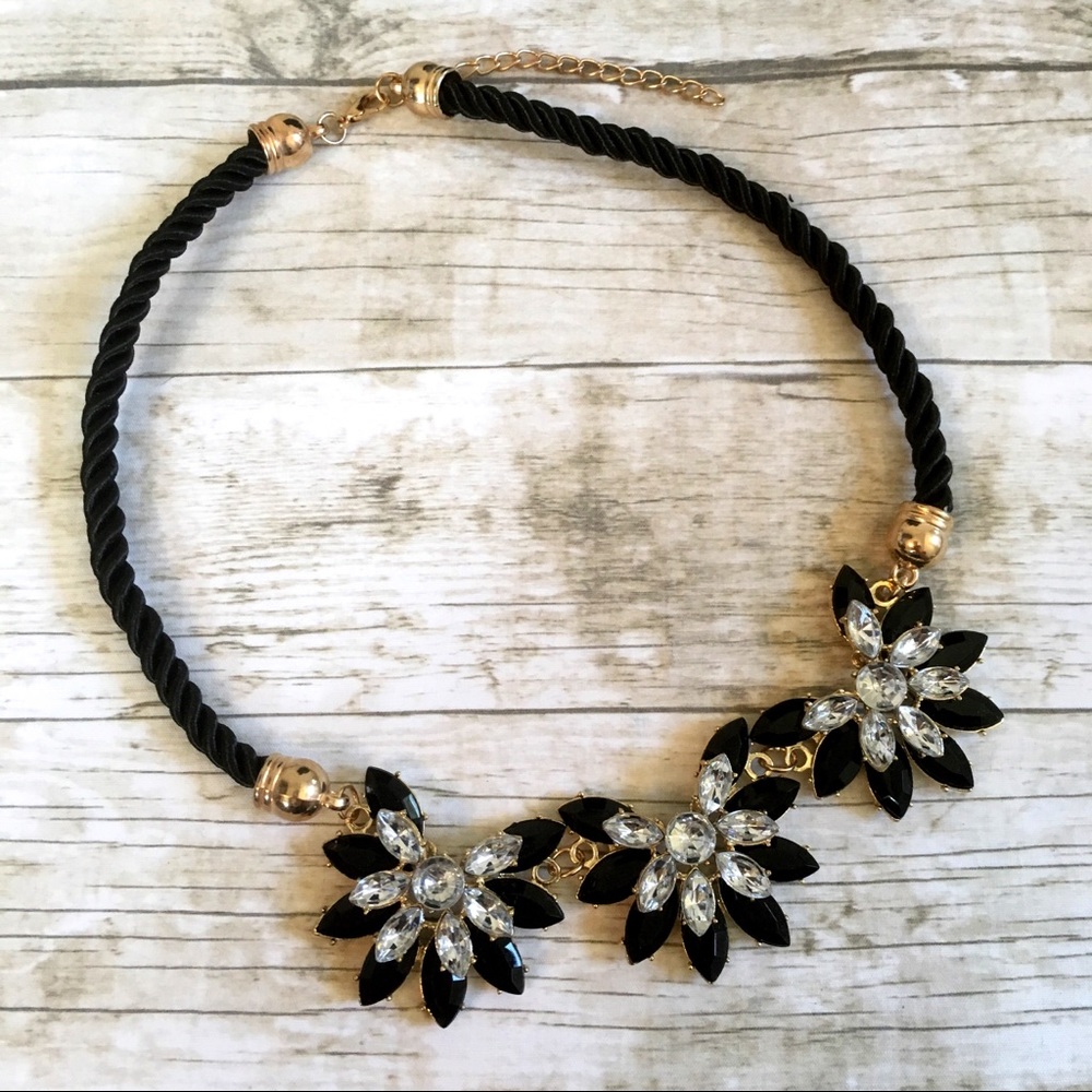 Statement Necklace Gold Plated Flower Design - Picture 6 of 8